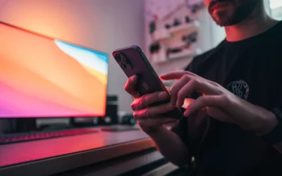 Freelancer hält Smartphone in der Hand