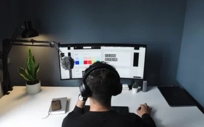 Erfolgreicher Webdesign Freelancer sitzt vor Computer und arbeitet an einem Auftrag
