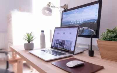 Ein Desktop-PC und ein Laptop stehen auf einem Schreibtisch